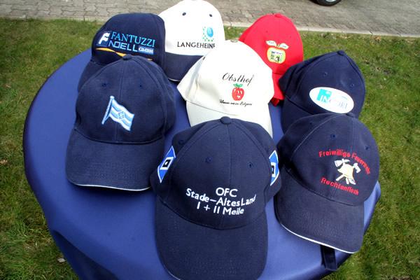 Sprüche, Logos und Text auf Caps