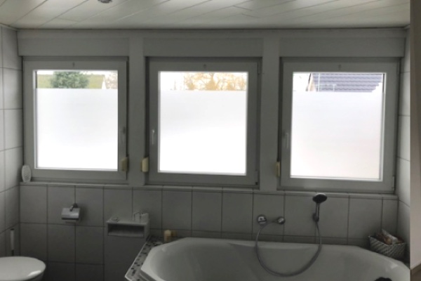 Glasdekor Folie als Sichtschutz Badezimmer Fenstern